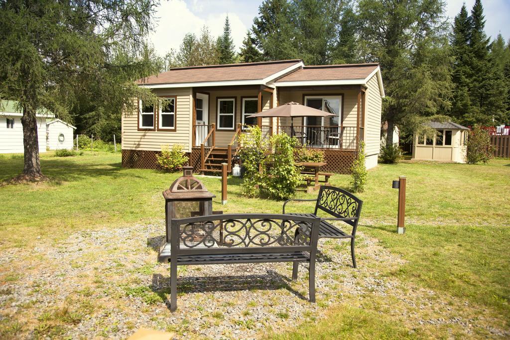 Emme Chalets Sainte-Lucie-de-Doncaster Exterior photo